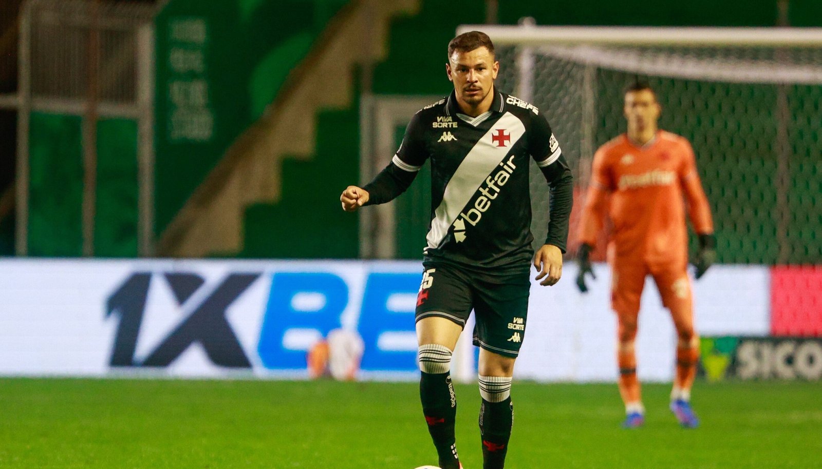 Vasco corre para contratar dois zagueiros a sete dias do clássico com o Botafogo pela Copa do Brasil - Imagem do artigo
