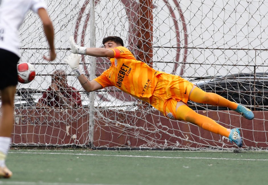 Corinthians rejeita proposta do Reggiana e mantém goleiro de 18 anos nas categorias de base - Imagem do artigo original