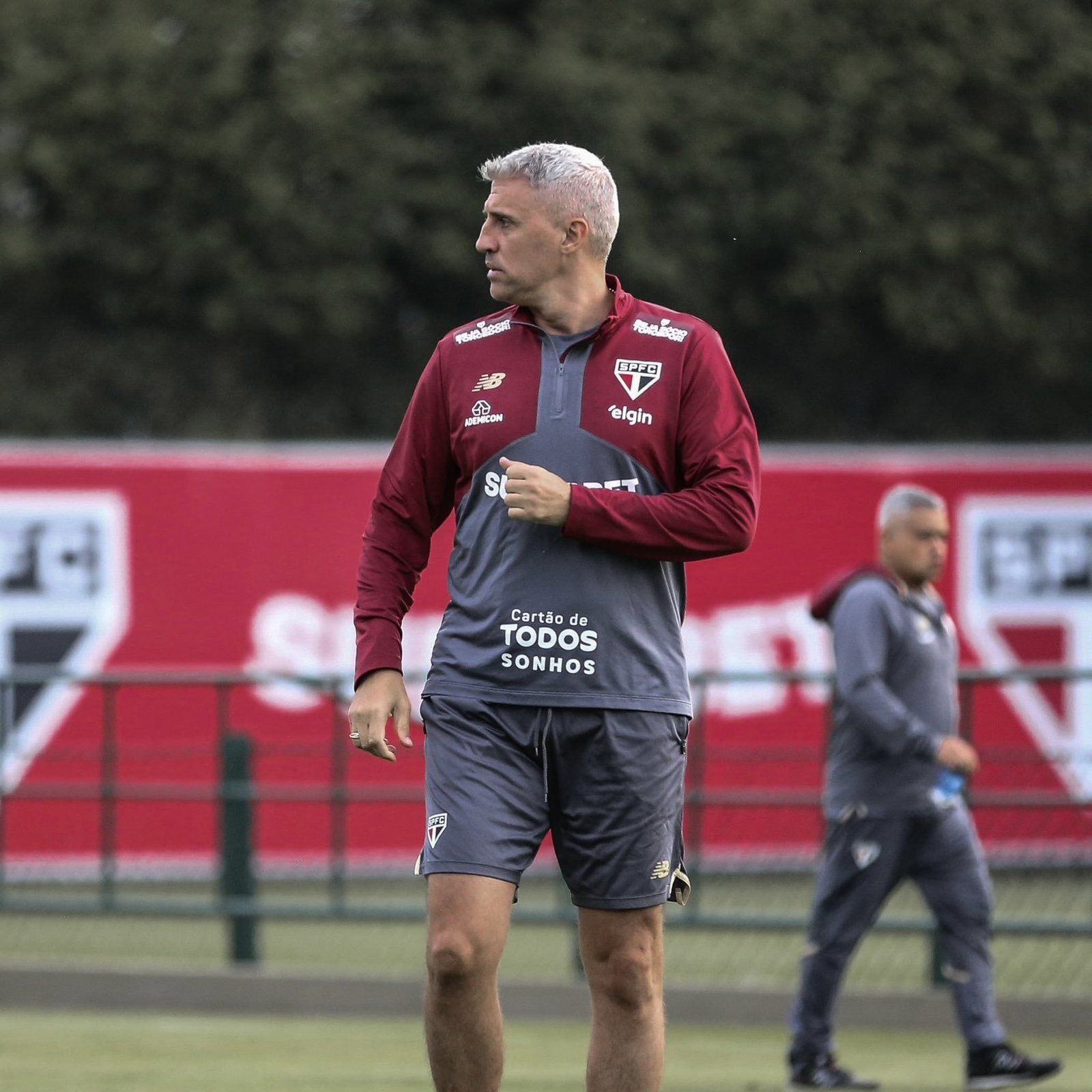 Crespo intensifica preparação do São Paulo para duelo com Botafogo; Arboleda e Luiz Gustavo participam de atividade com bola - Imagem do artigo