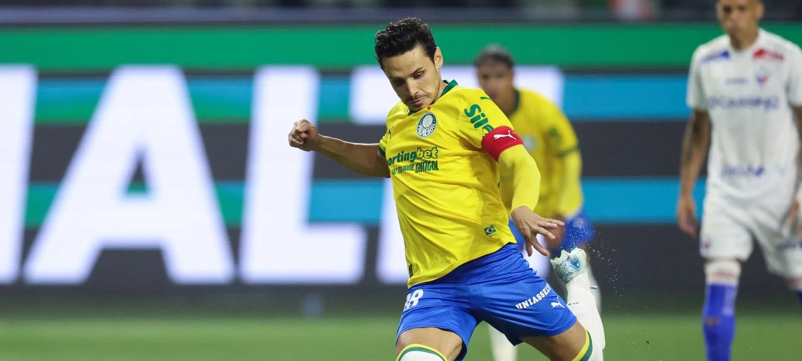 Pênalti polêmico em Palmeiras x Fortaleza provoca onda de críticas ao VAR nas redes - Imagem do artigo