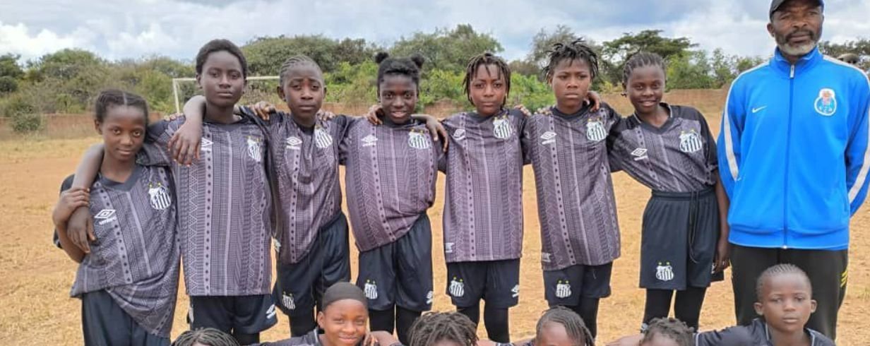 Santos envia 110 uniformes a crianças refugiadas no Malawi e reforça atuação social - Imagem do artigo