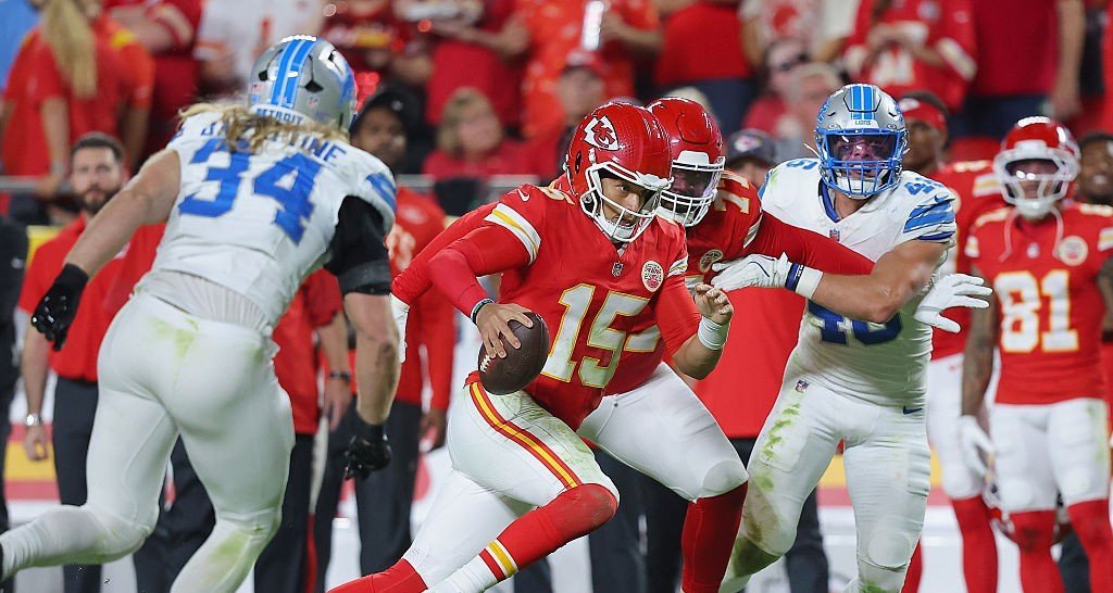 Mahomes brilha, Chiefs superam Lions e interrompem série invicta de Detroit na NFL 2025/26 - Imagem do artigo original